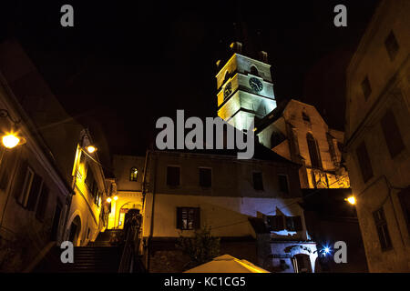 Sibiu, Romania settembre 22, 2017: Superiore città di Sibiu, in Transilvania, la sera in una strada medievale della città. Il Consiglio torre (turnul sf Foto Stock