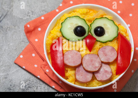 Il gufo divertente purè di patate purea di verdure con salsiccia per pranzo bimbi Foto Stock