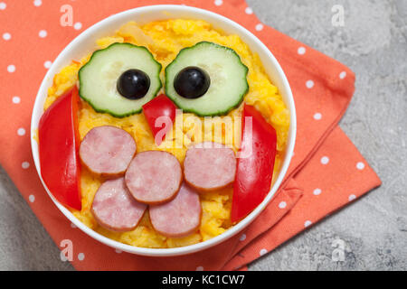 Il gufo divertente purè di patate purea di verdure con salsiccia per pranzo bimbi Foto Stock