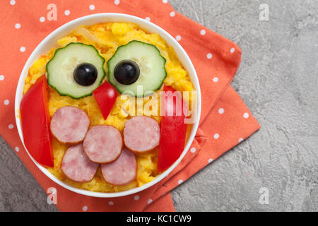 Il gufo divertente purè di patate purea di verdure con salsiccia per pranzo bimbi Foto Stock