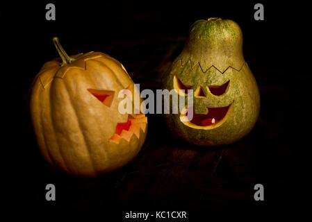 Paio di zucche di halloween jack testa lanterna. Foto Stock