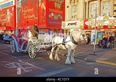 Un carro trainato da cavalli corrono lungo il Golden Mile di Blackpool, Inghilterra, Regno Unito. Foto Stock