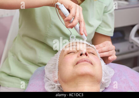 Faccia ad ultrasuoni la procedura di pulizia. Foto Stock