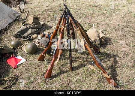 Armi e attrezzature in un accampamento militare durante la seconda guerra mondiale. ricostruzione storica Foto Stock