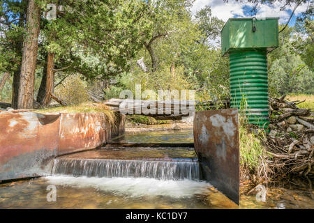 Taratura del flusso in stazione sul versante occidentale del Sangre de Cristo mountains, colorado Foto Stock