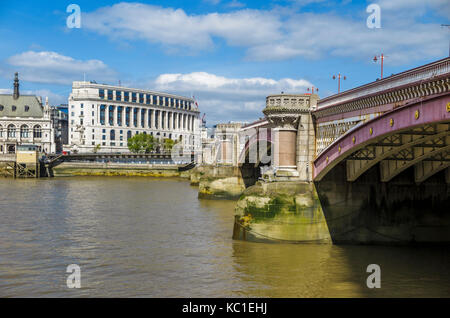 Arte neoclassica Deco Unilever House, Victoria Embankment, City of London EC4 e pilastri e gli archi di Blackfriars Bridge sul fiume Tamigi Foto Stock