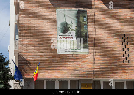 Drobeta Turnu Severin, Romania - 22 settembre 2017: anti corruzione poster esposto su un amministrazione statale parete hq in Turnu Severin Transilvania. Foto Stock