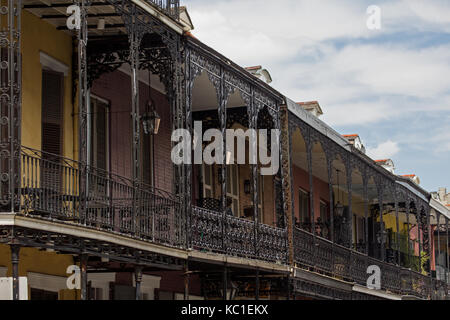 Bella ornate di balconi in ferro battuto nel quartiere francese, new orleans, in Louisiana. Foto Stock