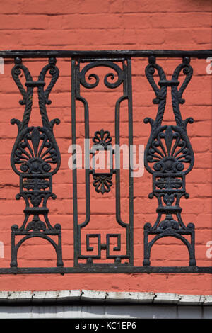 New Orleans ferro battuto balcone. quartiere francese, new orleans, in Louisiana. Foto Stock