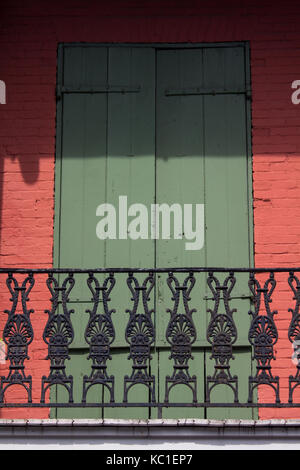 New Orleans ferro battuto balcone. quartiere francese, new orleans, in Louisiana. Foto Stock