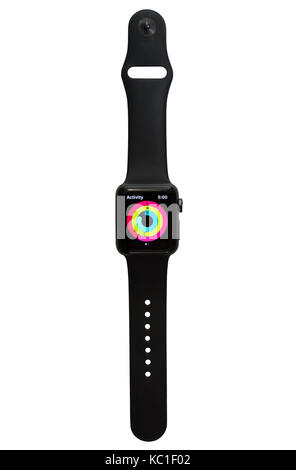 Apple Guarda serie 2 (38mm con spazio grigio alluminio nero con fascia sportiva) che mostra il anelli colorati della attività fitness tracker app. Foto Stock