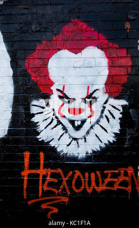 Coloratissimo graffito sul lato di un edificio a tema che rappresentano la Stephen King movie e il romanzo "It". Foto Stock