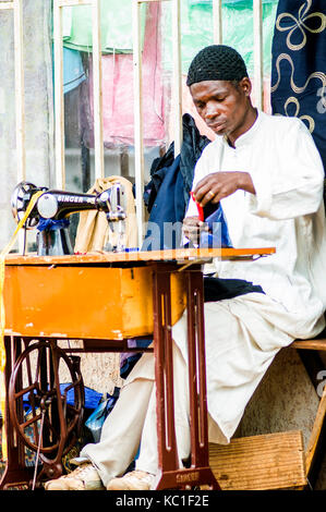 Uomo ilamic cucire sulla strada, Lilongwe, Malawi Foto Stock