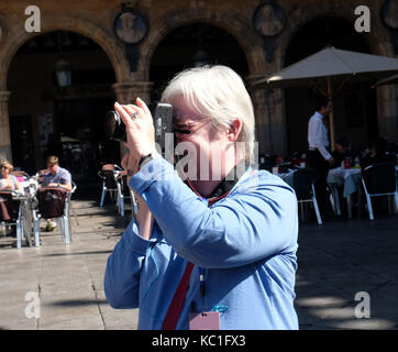 Settembre 2017 - donna matura che scatta foto con la sua fotocamera digitale DSLR Foto Stock