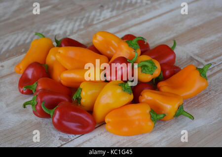 Pila di assortiti, peperoni misti Foto Stock