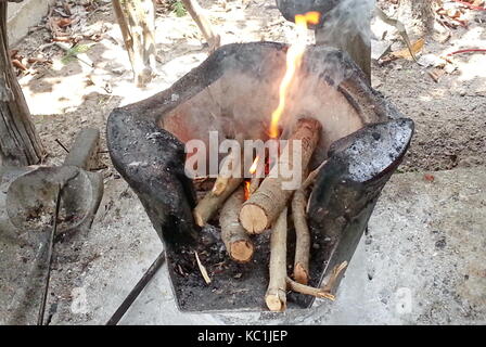 Legna da ardere e carbone in camino, preparazione per barbecue Foto stock -  Alamy