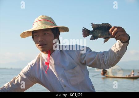 Lago Inle, myanmar - 15 novembre 2014. intha fisherman visualizzazione di pesce pescato in rete conica. Foto Stock