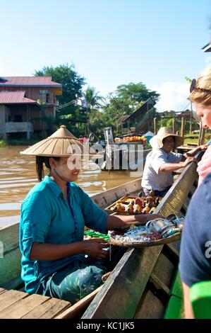 Lago Inle, Myanmar - 15 novembre 2014. Venditore a vendere souvenir ai turisti sul Lago Inle. Foto Stock