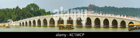 Diciassette il ponte di Arco sul lago kunming panorama, il Summer Palace, Pechino, Cina Foto Stock