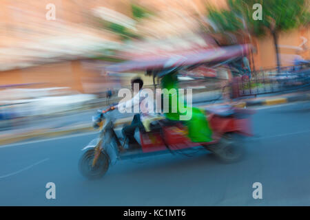 Un tuk tuk a Jaipur, Rajasthan, India Foto Stock