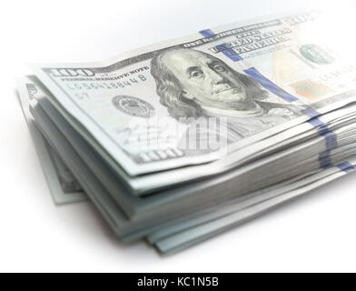 Valuta degli stati uniti, fascio di un centinaio di dollari isolato su bianco, vicino la foto con morbida messa a fuoco selettiva Foto Stock