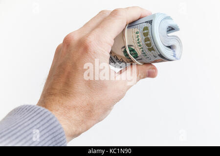 Rullo di un centinaio di dollari in mano maschio isolato su sfondo bianco Foto Stock
