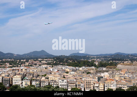 Aereo passeggeri volando sopra la citta di Corfu Grecia Foto Stock