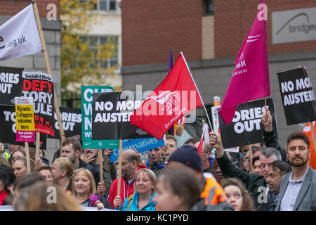 Manchester, Regno Unito. 1 Ottobre, 2017. Migliaia di dimostranti portare per le strade di Manchester a un fermo come manifestanti prendere parte in una massiccia 'Tories Out' protesta alla fine misure di austerità. Anti-Brexit militanti e attivisti che protestavano del governo politiche di austerità, tenendo comizi in concomitanza con l inizio del partito conservatore conferenza che si svolge nel centro della citta'. Centinaia di polizia da aree periferiche sono state redatte in al monitor l evento con grandi aree della città di essere soggetti a un cordone con molte strade chiuse. Il credito. MediaWorldImages/AlamyLiveNews Foto Stock