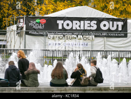 Manchester, Regno Unito. 1 Ottobre, 2017. Migliaia di dimostranti portare per le strade di Manchester a un fermo come manifestanti prendere parte ad " una massiccia 'Tories Out' protesta alla fine misure di austerità. Anti-Brexit militanti e attivisti che protestavano del governo politiche di austerità, tenendo comizi in concomitanza con l inizio del partito conservatore conferenza che si svolge nel centro della citta'. Centinaia di polizia da aree periferiche sono state redatte in al monitor l evento con grandi aree della città di essere soggetti a un cordone con molte strade chiuse. Il credito. MediaWorldImages/AlamyLiveNews Foto Stock