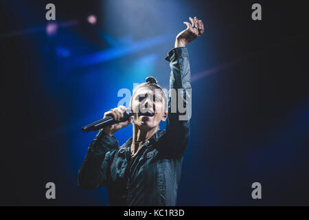 Torino, Italia. 01 ott 2017. Torino, 2017, Settembre 30th: il cantante italiano/song-writer Elisa performing live on stage presso le Officine Grandi Riparazioni Credito: Alessandro Bosio/Alamy Live News Foto Stock