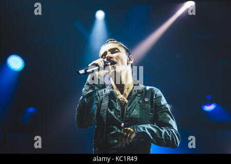 Torino, Italia. 01 ott 2017. Torino, 2017, Settembre 30th: il cantante italiano/song-writer Elisa performing live on stage presso le Officine Grandi Riparazioni Credito: Alessandro Bosio/Alamy Live News Foto Stock