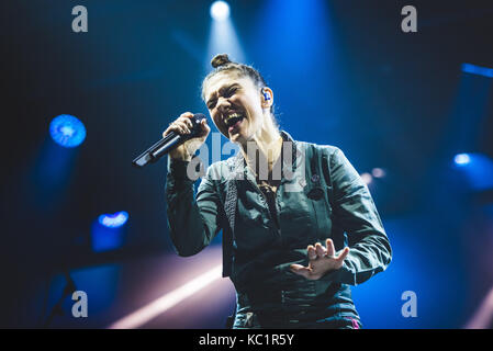 Torino, Italia. 01 ott 2017. Torino, 2017, Settembre 30th: il cantante italiano/song-writer Elisa performing live on stage presso le Officine Grandi Riparazioni Credito: Alessandro Bosio/Alamy Live News Foto Stock