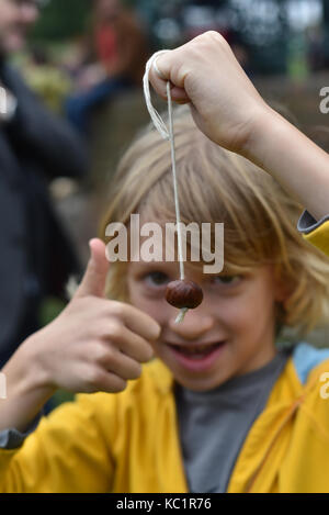 Hampstead Heath, Londra, Regno Unito. 1 ott 2017. la gente a prendere parte nel XVI annuale di Hampstead Heath conker championships. Credito: Matteo chattle/alamy live news Foto Stock