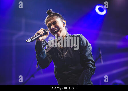 Torino, Italia. 01 ott 2017. Torino, 2017, Settembre 30th: il cantante italiano/song-writer Elisa performing live on stage presso le Officine Grandi Riparazioni Credito: Alessandro Bosio/Alamy Live News Foto Stock