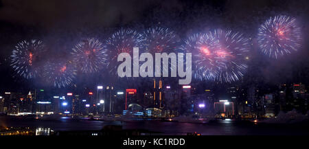 Hong Kong, Cina. 1 ott 2017. fuochi d'artificio sono visti durante la celebrazione della Cina della giornata nazionale, a Hong Kong, Cina del sud, oct. 1, 2017. La Cina ha festeggiato il suo 68a giornata nazionale di domenica. Credito: qin qing/xinhua/alamy live news Foto Stock