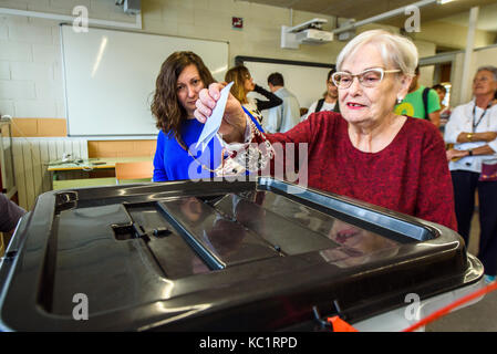 Mataro, Barcelona, Spagna. 1 Ottobre, 2017. Persone durante il referendum di indipendenza della Catalogna in Mataro (Barcelona, Catalunya, Spagna) Credito: Eduardo Fuster Salamero/Alamy Live News Foto Stock