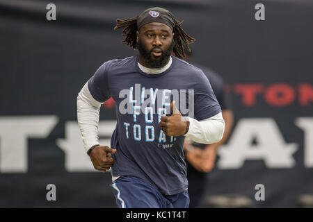 Houston, TX, Stati Uniti d'America. 1 Ott 2017. Tennessee Titans sicurezza forte Da'Norris Searcy (21) si riscalda prima di NFL di una partita di calcio tra la Houston Texans e Tennessee Titans a NRG Stadium di Houston, TX. Trask Smith/CSM/Alamy Live News Foto Stock