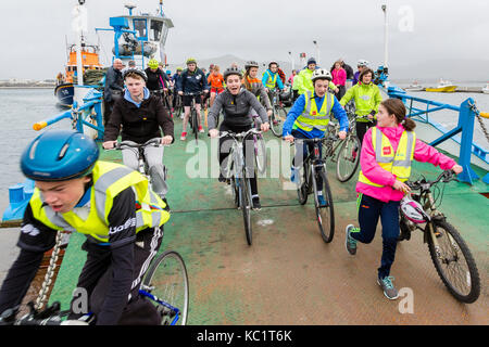 La carità in bicicletta in aiuto di RNLI scialuppa di salvataggio, Valentia Island County Kerry, Irlanda Foto Stock