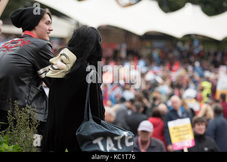 Manchester, Regno Unito. 1 Ottobre, 2017. L'Assemblea popolare contro austerità per tenere una Nazionale e la settimana di dimostrazione presso il Partito Tory Conference a partire da domenica 01 ottobre nel centro della città di Manchester 01/10/2017 © Gary Mather/Alamy Live News Foto Stock