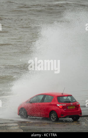 Aberystwyth Wales UK, domenica 01 ottobre 2017 uk meteo: gale force venti portare enormi onde che si infrangono sulle casr parcheggiata sul lungomare di aberystwyth il primo giorno del mese di ottobre, come Brian Storm inizia a colpire il Regno Unito. Brian Storm, il secondo denominato storm della stagione è previsto per portare più pioggia e gale force venti ad ovest e a nord del regno unito oggi e lunedì. gialla avvertenze per la pioggia hanno ben rilasciato dal Met Office Photo credit: keith morris/alamy live news Foto Stock