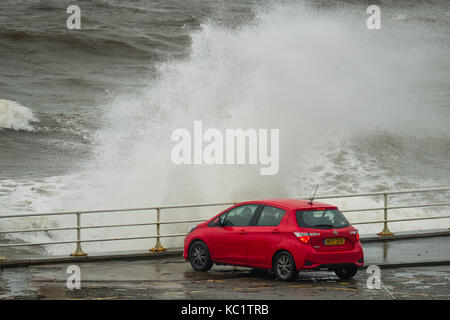 Aberystwyth Wales UK, domenica 01 ottobre 2017 uk meteo: gale force venti portare enormi onde che si infrangono sulle casr parcheggiata sul lungomare di aberystwyth il primo giorno del mese di ottobre, come Brian Storm inizia a colpire il Regno Unito. Brian Storm, il secondo denominato storm della stagione è previsto per portare più pioggia e gale force venti ad ovest e a nord del regno unito oggi e lunedì. gialla avvertenze per la pioggia hanno ben rilasciato dal Met Office Photo credit: keith morris/alamy live news Foto Stock