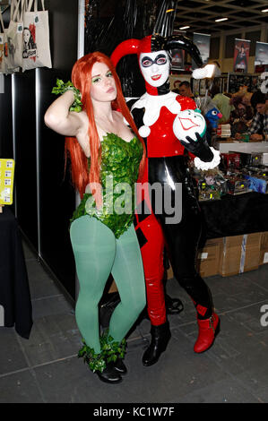 LONDON, Regno Unito - 26 ottobre: Cosplayers vestito come un Harley Quinn,  Catwoman e Poison Ivy da Batman per il Comicon Foto stock - Alamy