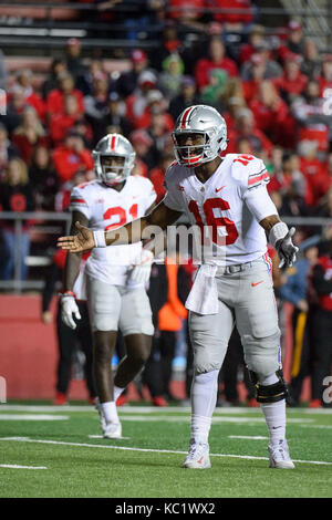 Piscataway, NJ, Stati Uniti d'America. Il 30 settembre, 2017. Ohio State Buckeyes quarterback J.T. Barrett (16) reagisce a uno dei suoi giocatori durante il gioco tra la Ohio State Buckeyes e Rutgers Scarlet Knights al culmine Solutions Stadium di Piscataway, NJ. Credito: Kostas Lymperopoulos/CSM, Credito: csm/Alamy Live News Foto Stock