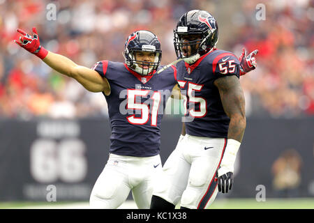Houston, Texas, Stati Uniti d'America. 1 Ott 2017. Houston Texans linebacker hanno Benardrick McKinney (55) e Dylan Cole (51) celebrare un grande gioco sulla difesa durante il primo trimestre di NFL stagione regolare il gioco tra la Houston Texans e Tennessee Titans a NRG Stadium di Houston, TX in ottobre1, 2017. Credito: Erik Williams/ZUMA filo/Alamy Live News Foto Stock