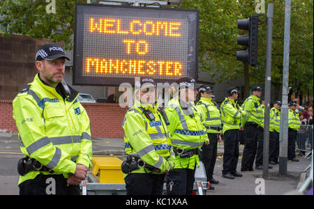 Manchester, Regno Unito. 1 Ottobre, 2017. Migliaia di dimostranti portare per le strade di Manchester a un fermo come manifestanti prendere parte ad " una massiccia 'Tories Out' protesta alla fine misure di austerità. Anti-Brexit militanti e attivisti che protestavano del governo politiche di austerità, tenendo comizi in concomitanza con l inizio del partito conservatore conferenza che si svolge nel centro della citta'. Centinaia di polizia da aree periferiche sono state redatte in al monitor l evento con grandi aree della città di essere soggetti a un cordone con molte strade chiuse. Foto Stock