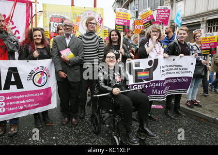 Manchester, Regno Unito. 1 Ottobre, 2017. Comunità LGBT unire i manifestanti in Manchester,1 Ottobre, 2017 (C)Barbara Cook/Alamy Live News Credito: Barbara Cook/Alamy Live News Foto Stock