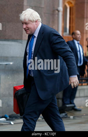 Manchester, Gran Bretagna. 1 ott 2017. Segretario degli esteri britannico boris johnson arriva per il primo giorno del partito conservatore della conferenza annuale a Manchester in Gran Bretagna, il Ott. 1, 2017. il partito conservatore la conferenza annuale è qui tenuto da ott. 1 ott. 4. Credito: han yan/xinhua/alamy live news Foto Stock