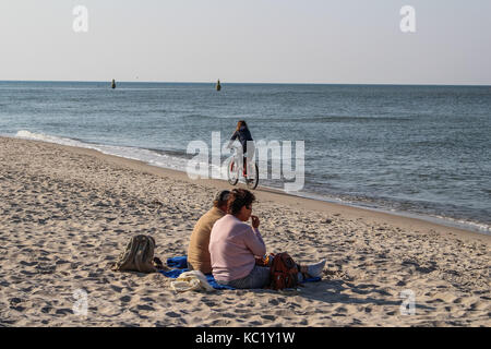 Rowy, Polonia. Trentesimo Sep, 2017. la gente a piedi e in mountain bike presso il mar baltico baech in rowy vengono visti in, il 30 settembre 2017 . Le persone godono di soleggiato e caldo autunno meteo con temperature che raggiungono i 20 gradi centigradi. Credito: Michal fludra/alamy live news Foto Stock