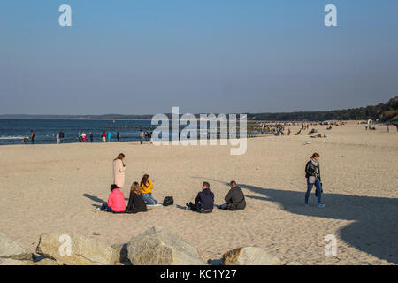 Ustka, Polonia. Trentesimo Sep, 2017. persone visitatore occasionale e prendere il sole presso il mar baltico beach senn in ustka, il 30 settembre 2017 . Le persone godono di soleggiato e caldo autunno meteo con temperature che raggiungono i 20 gradi centigradi. Credito: Michal fludra/alamy live news Foto Stock