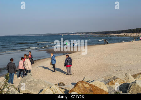 Ustka, Polonia. Trentesimo Sep, 2017. persone visitatore occasionale e prendere il sole presso il mar baltico beach senn in ustka, il 30 settembre 2017 . Le persone godono di soleggiato e caldo autunno meteo con temperature che raggiungono i 20 gradi centigradi. Credito: Michal fludra/alamy live news Foto Stock